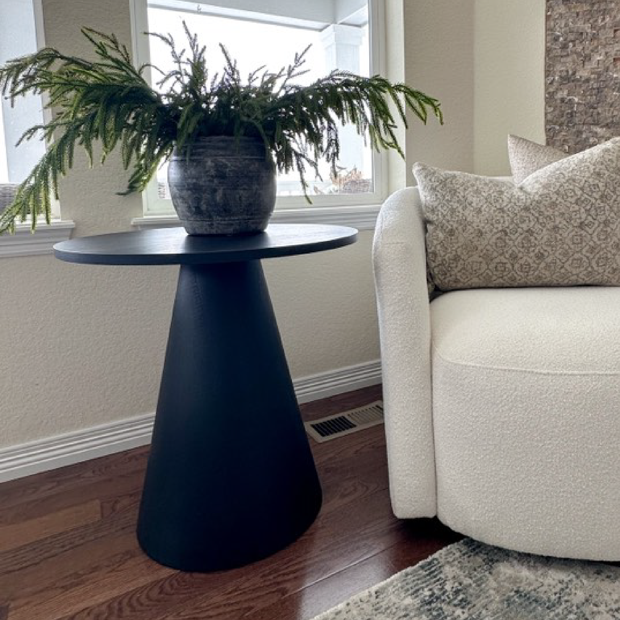 Dwen 24" Modern Black Round Side Table