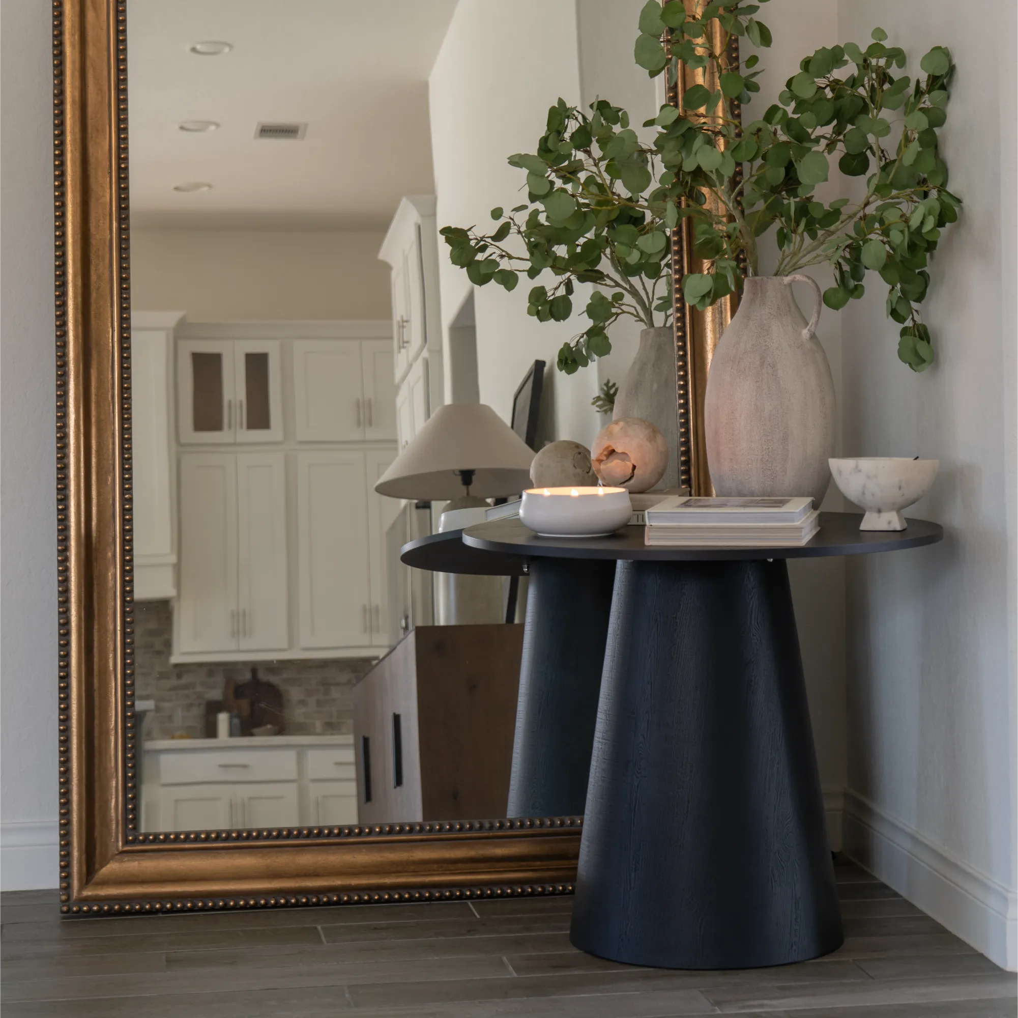 Dwen 35" Modern Round Pedestal Console Table