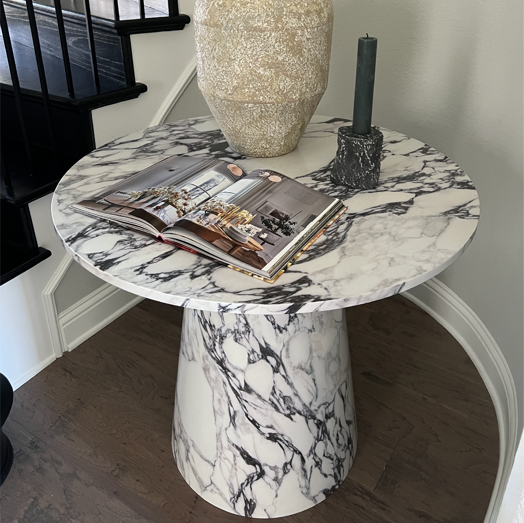 Dwen 35" Modern Faux Marble Round Pedestal Console Table