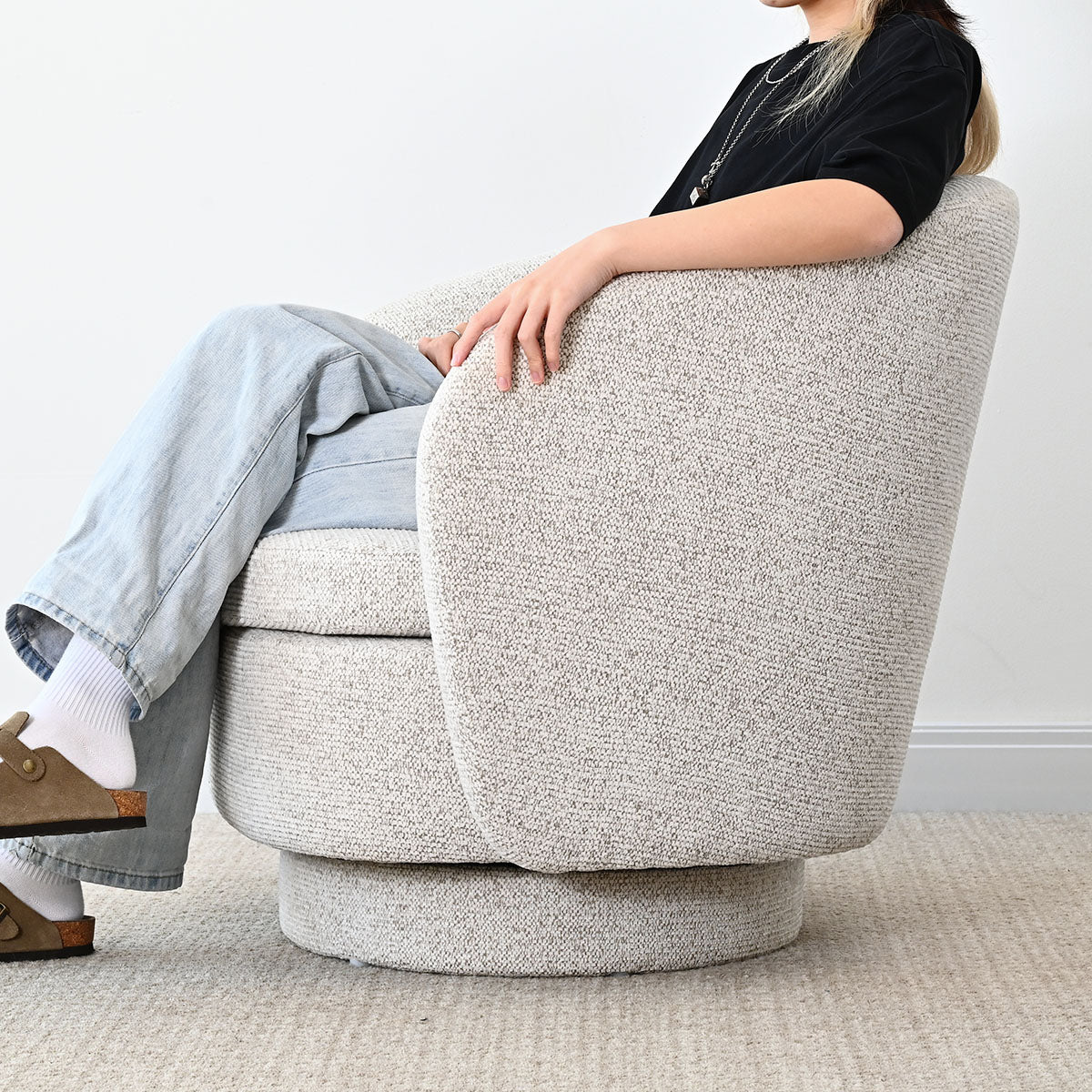 Hera Upholstered Swivel Barrel Chair (1-Piece)