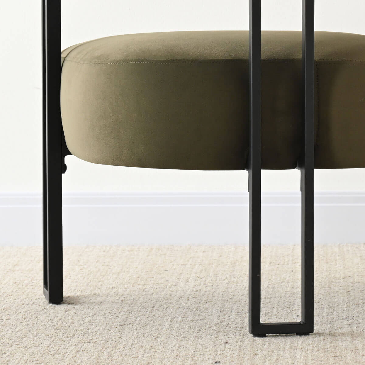 Mia Modern Velvet Accent Chair with Arms (1-Piece)