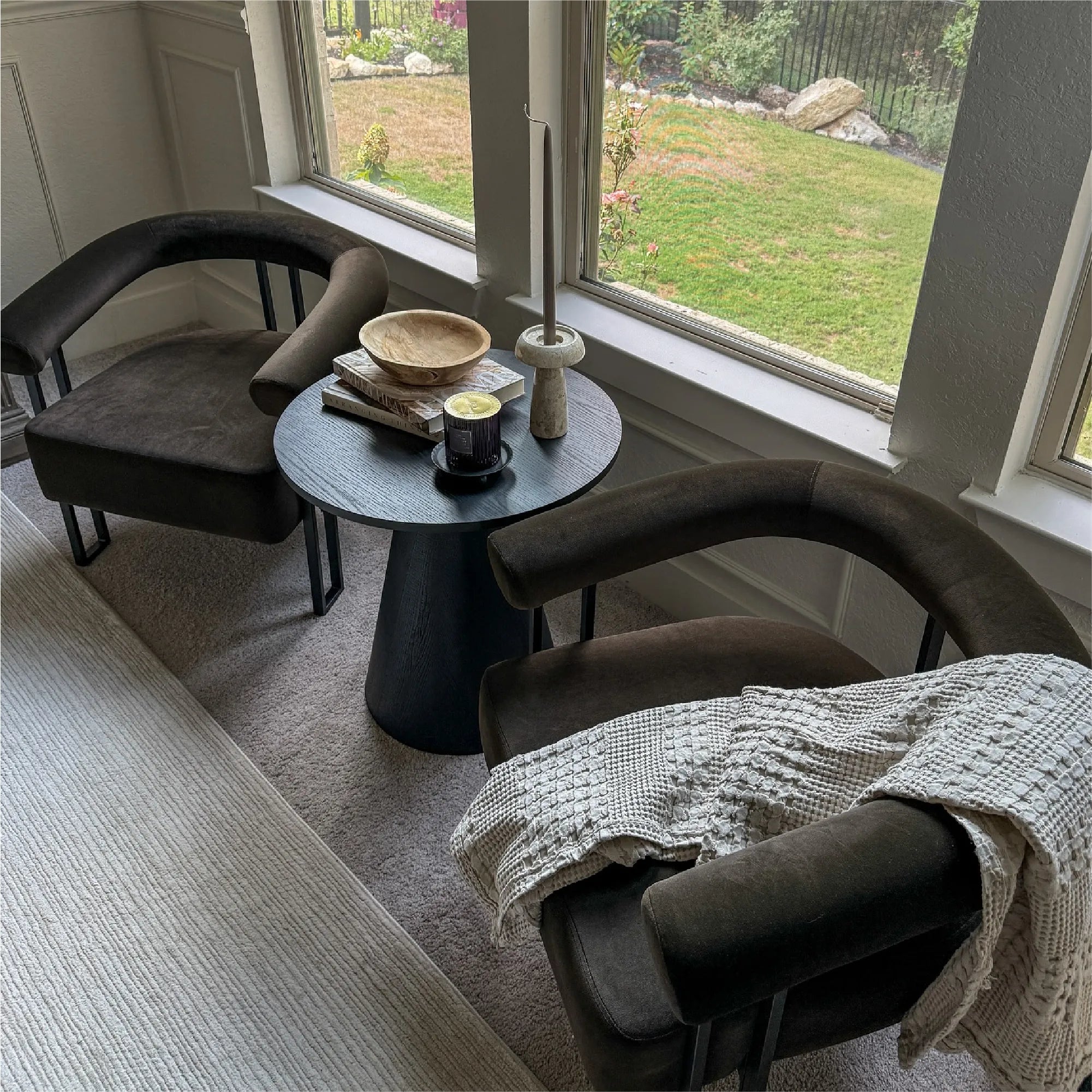 Mia Modern Velvet Accent Chair with Arms (1-Piece)