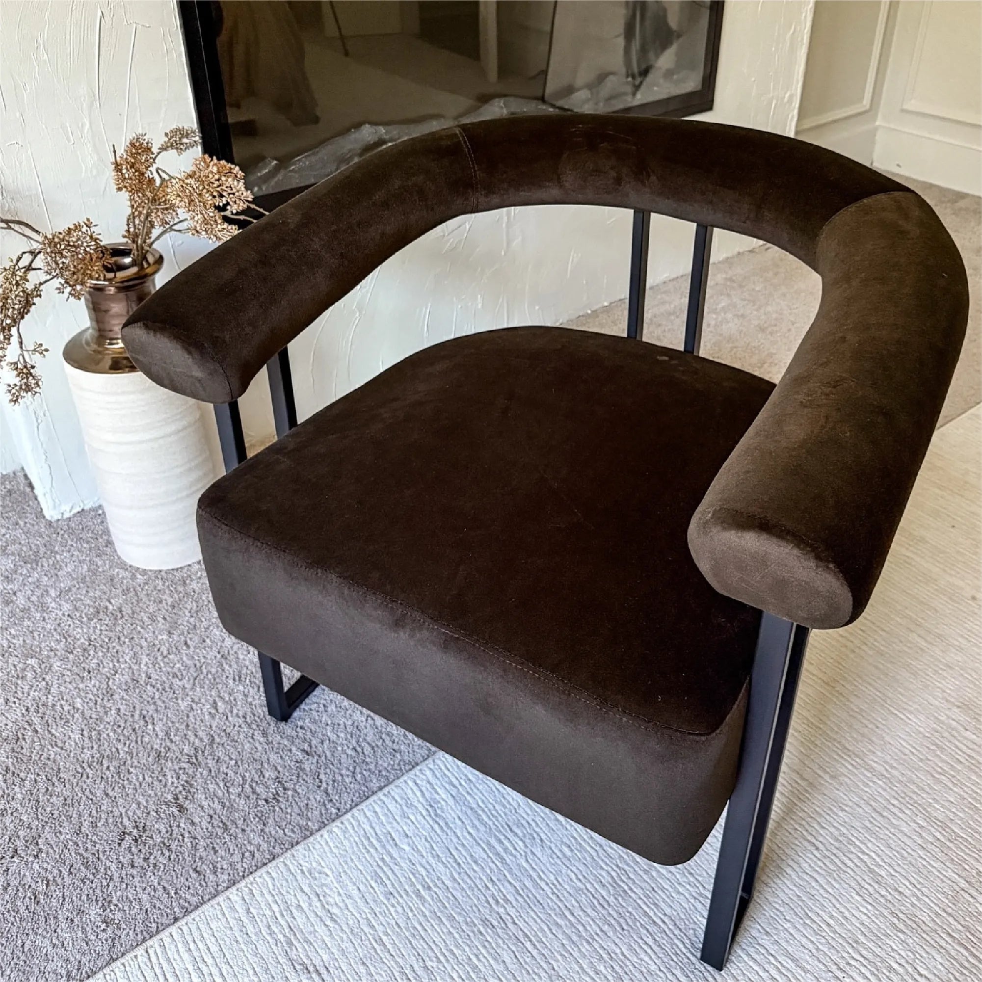 Mia Modern Velvet Accent Chair with Arms (1-Piece)