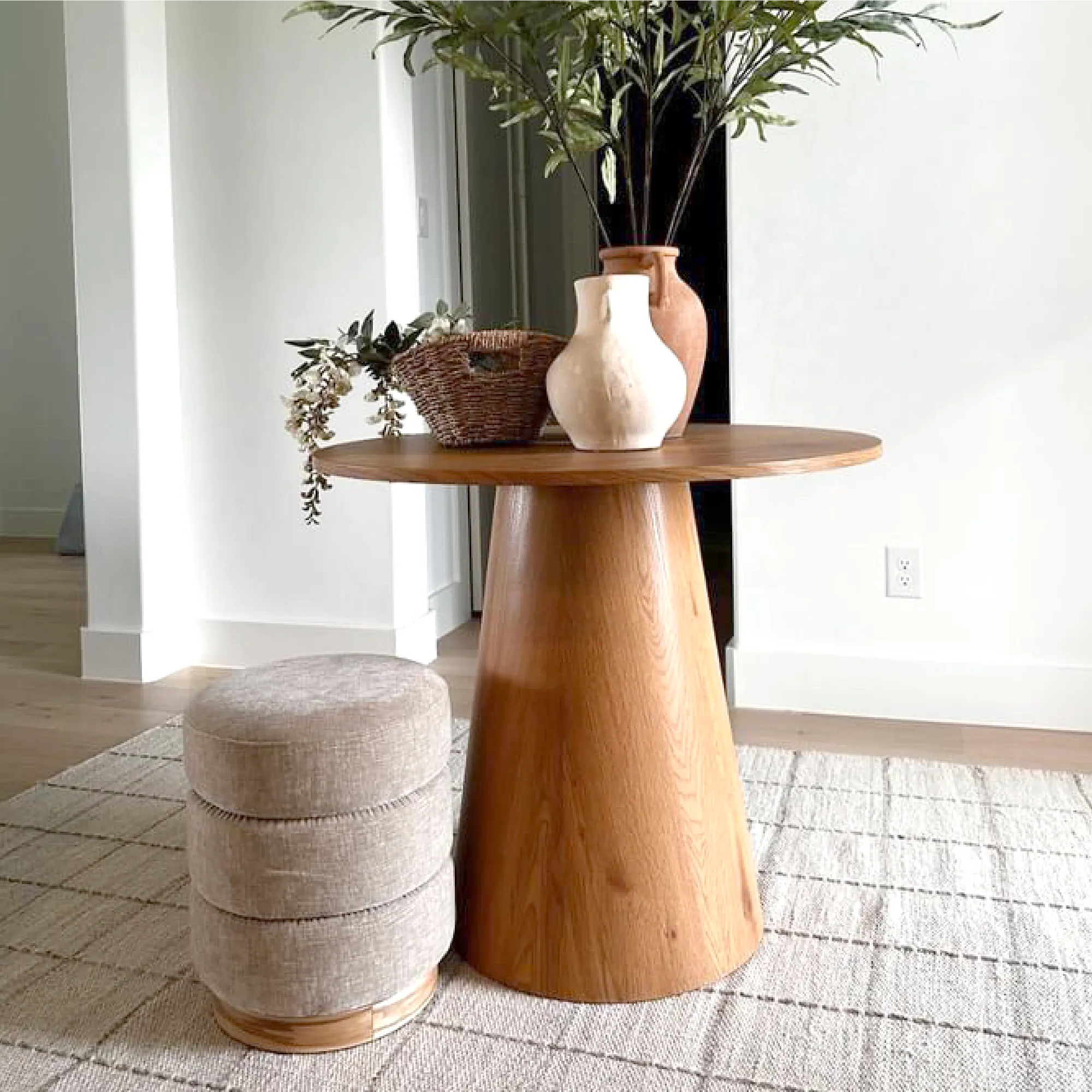 Dwen 35" Modern Round Pedestal Console Table