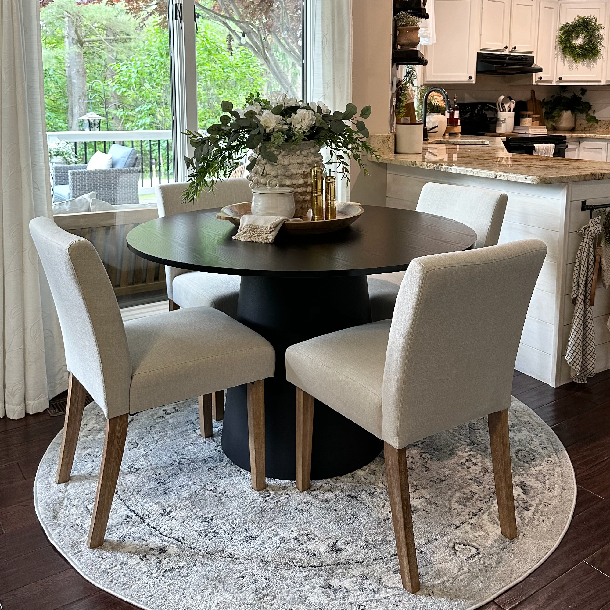 Dwen 46" Modern Round Pedestal Dining Table