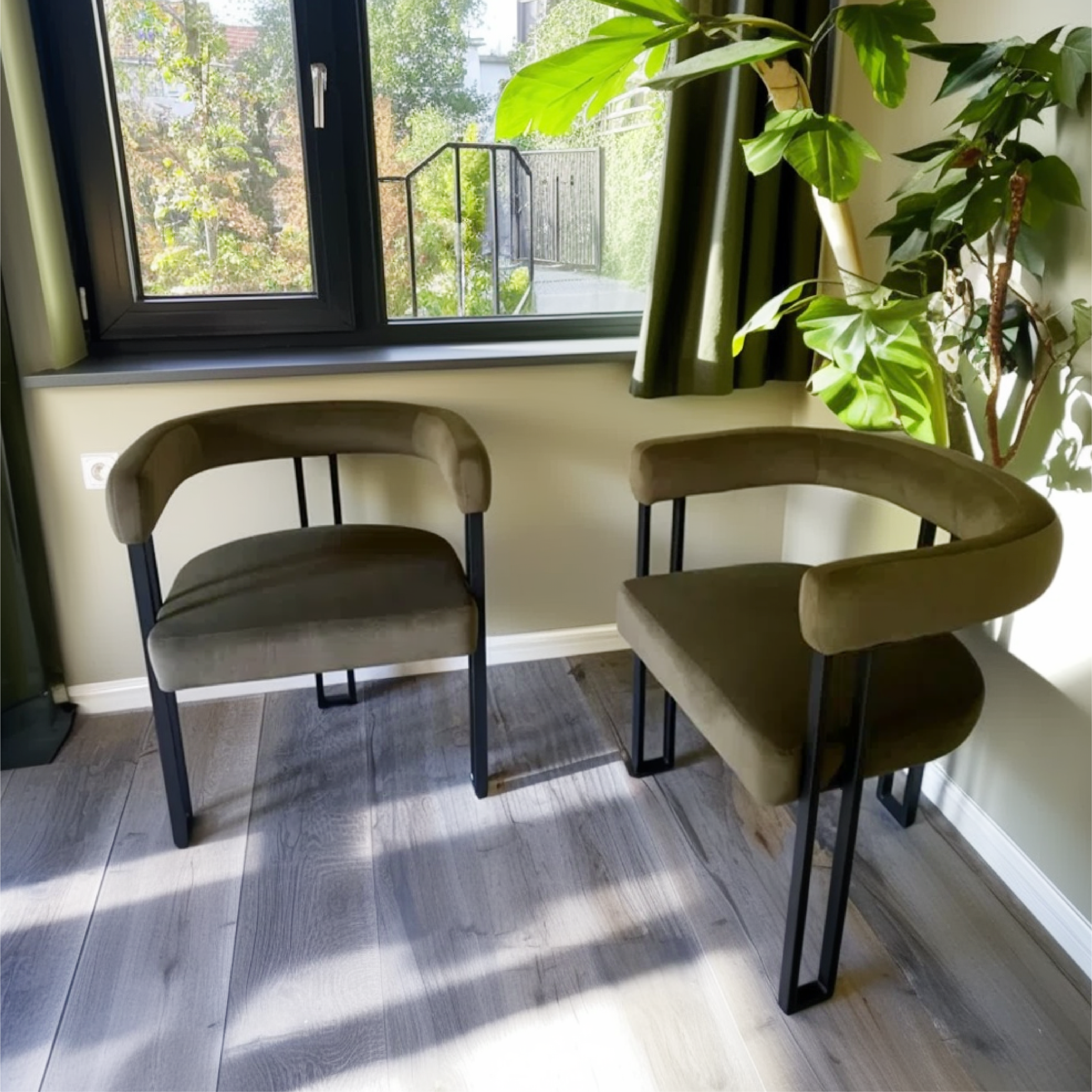 Dwen & Mia 35" Round Black & Velvet Set for 2 (3-Piece)