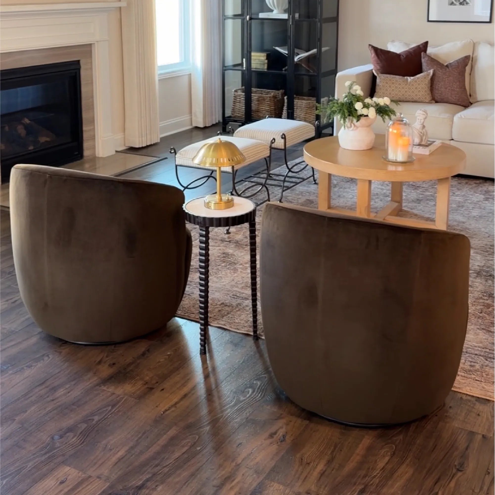 Bella Modern Small Velvet Swivel Barrel Chair (1-Piece)