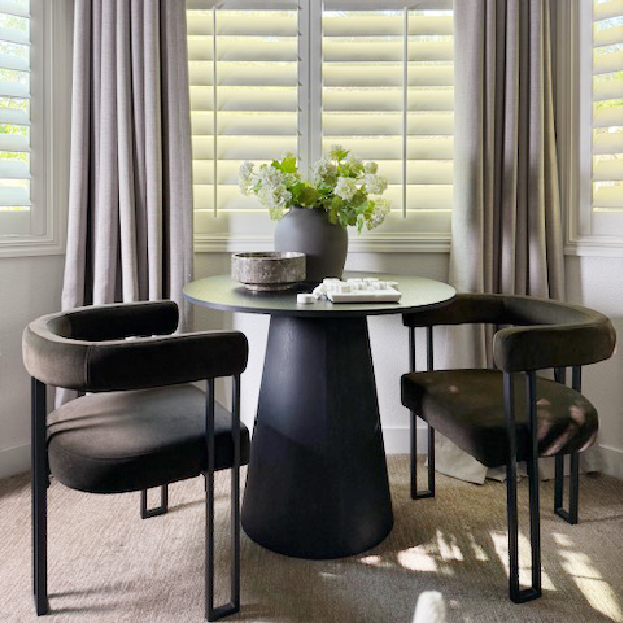 Dwen 35" Modern Round Pedestal Dining Table