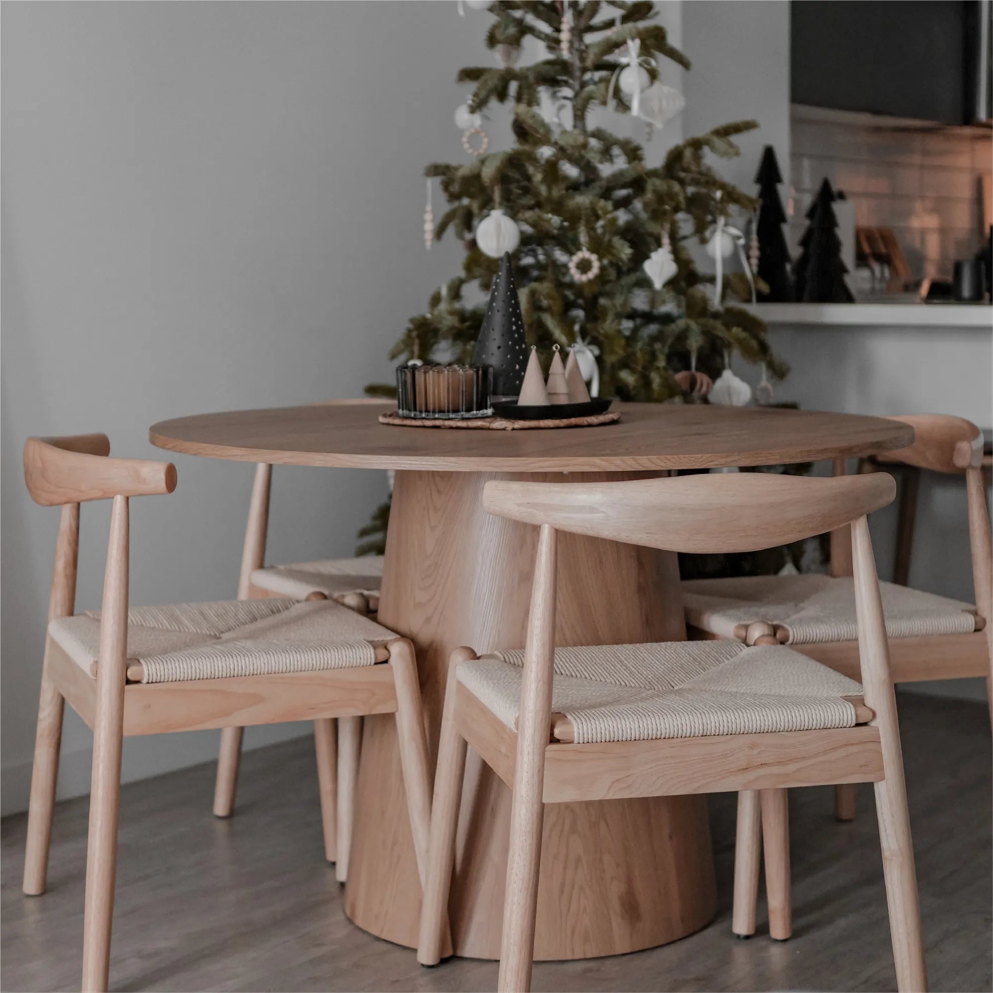 Dwen 46" Modern Round Pedestal Dining Table