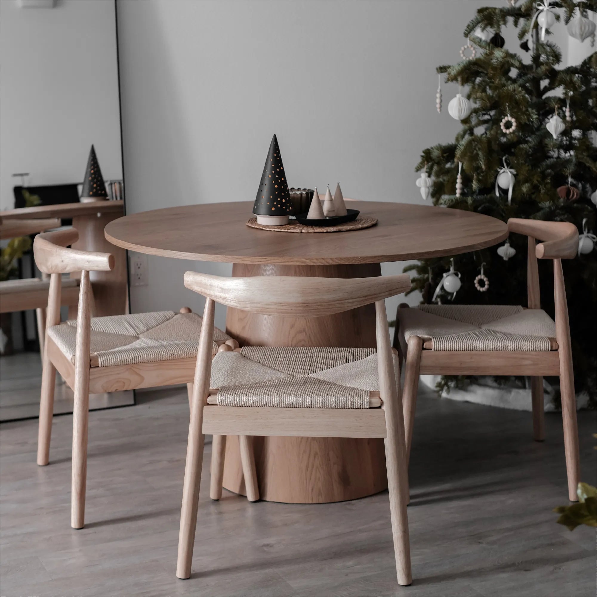 Dwen 46" Modern Round Pedestal Dining Table