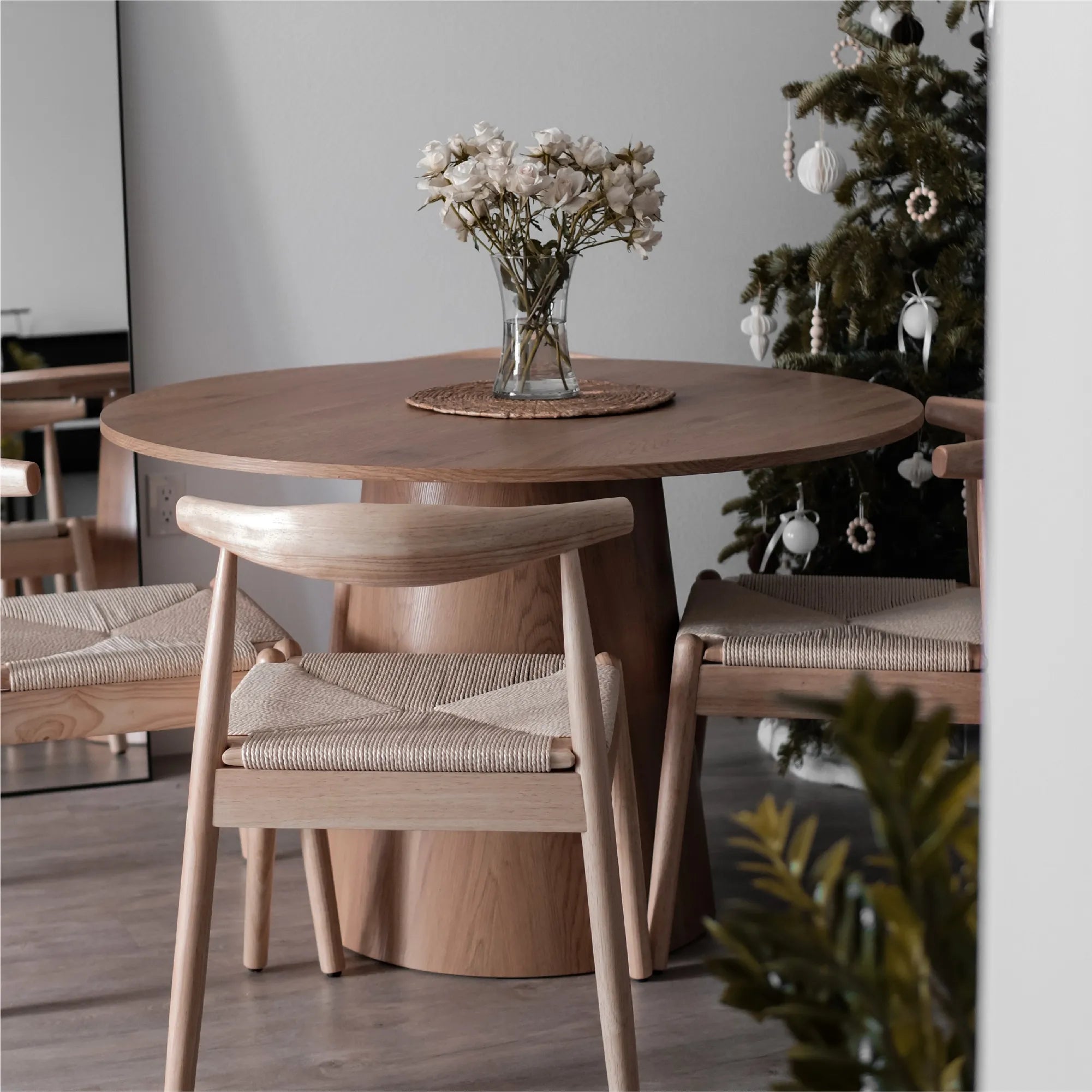 Dwen 46" Modern Round Pedestal Dining Table