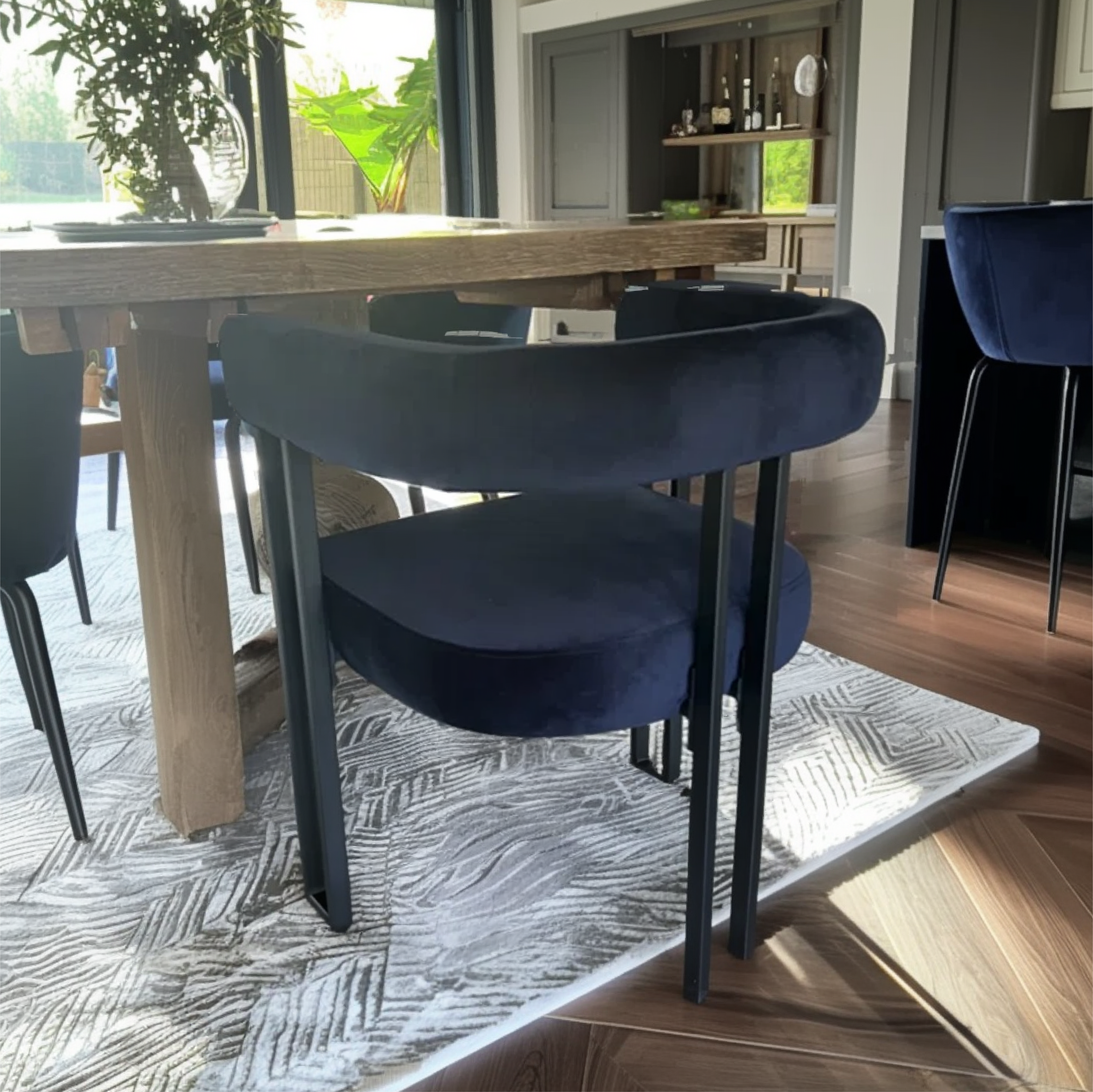 Dwen & Mia 46" Round Black & Velvet Dining Table Set for 4 (5-Piece)