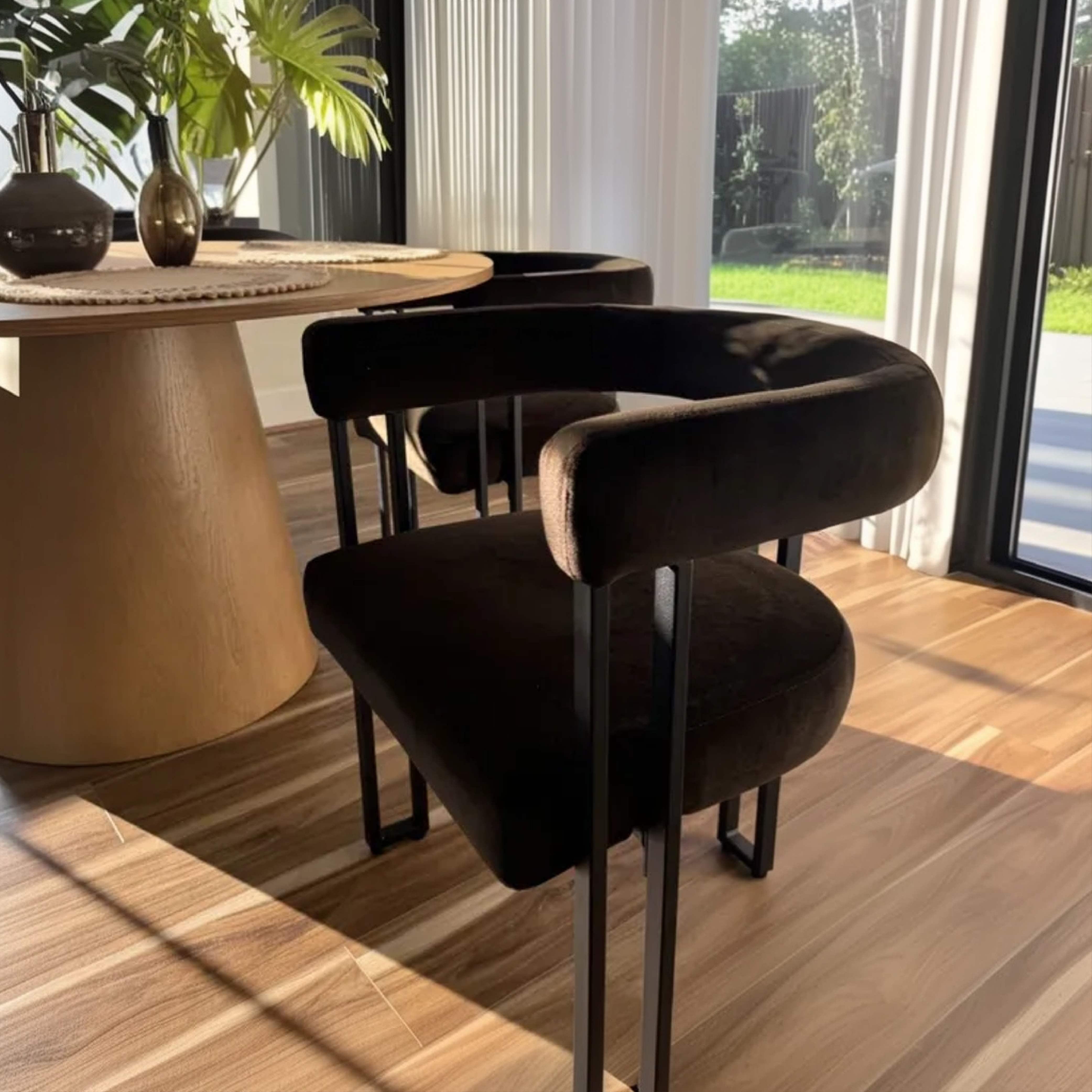 Dwen & Mia 46" Round Black & Velvet Dining Table Set for 4 (5-Piece)